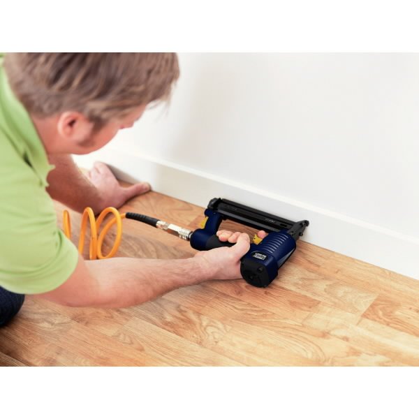 Klambrid 606/18 3600tk, 6,0x1,1mm, must, plastkarbis, tsingi, Rapid