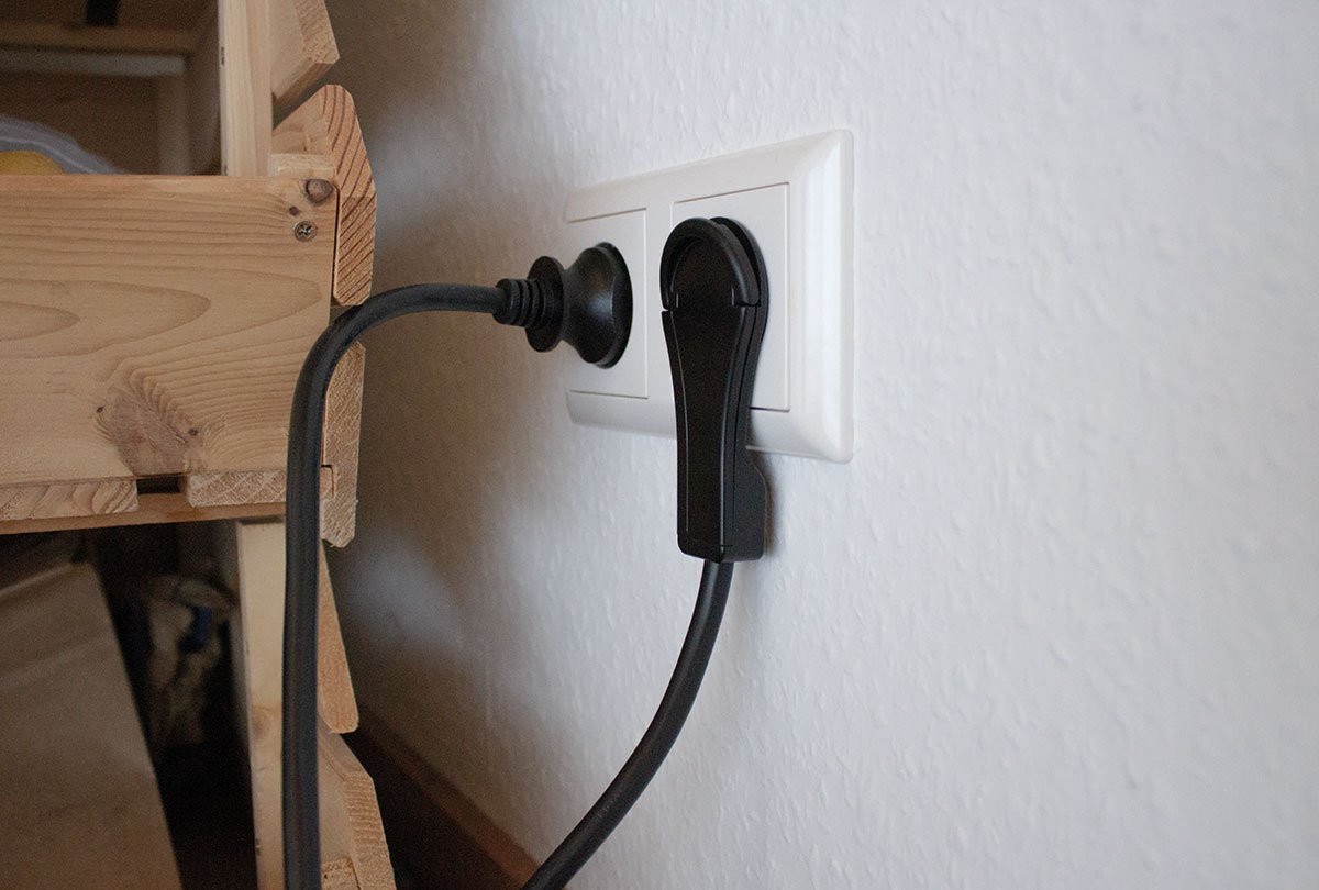 Jätkupistik lame 230V IP20, tõmmatav, valge