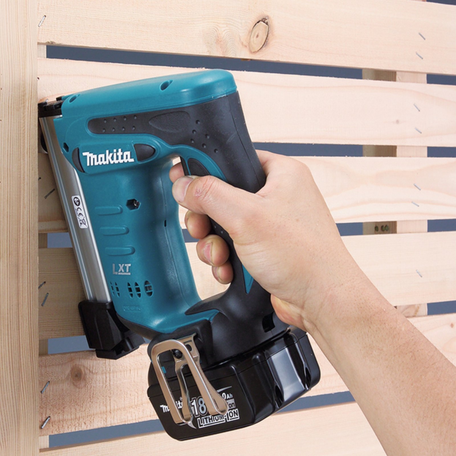 Aku klambripüstol Makita DST221Z (ilma aku ja laadijata)