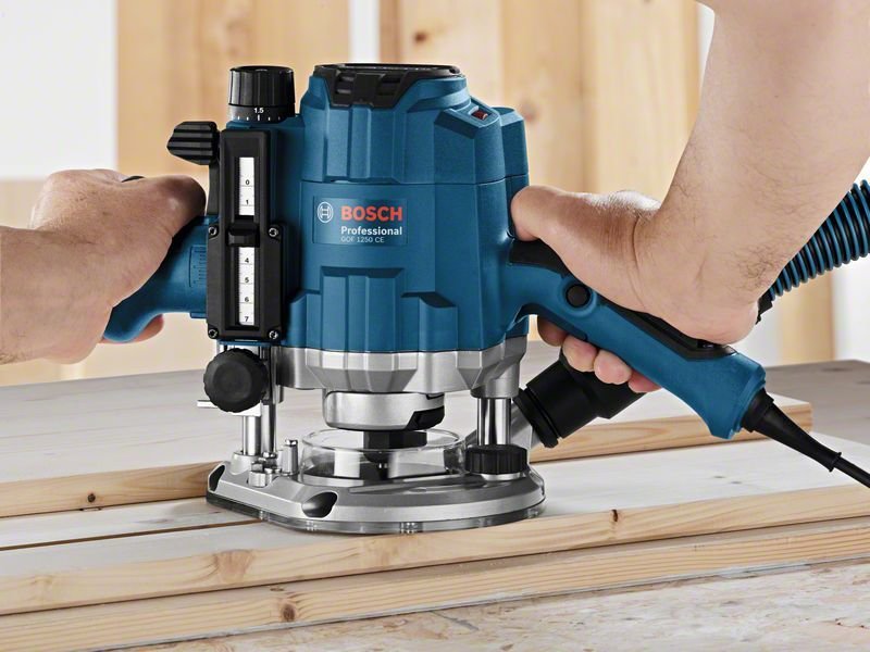 Ülafrees Bosch GOF 1250 CE