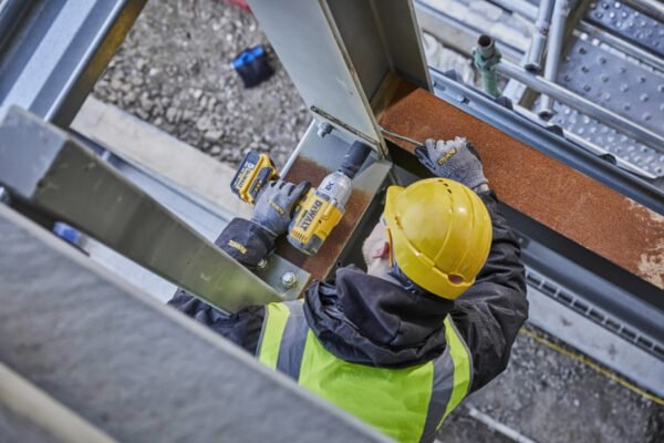 Akulöökmutrikeeraja Dewalt DCF897NT (ilma aku ja laadijata)