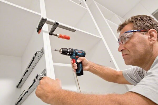 Akulöökpuurtrell Bosch GSB 12V-15 (1x2.0Ah, 1x4.0Ah,laadija + 25-osaline otsakute komplekt)